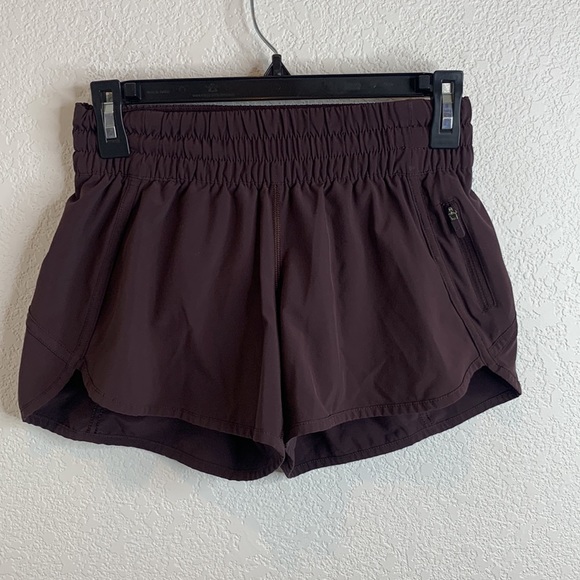 Lululemon tracker short in boysenberry size 6 4” inseam - Picture 9 of 10